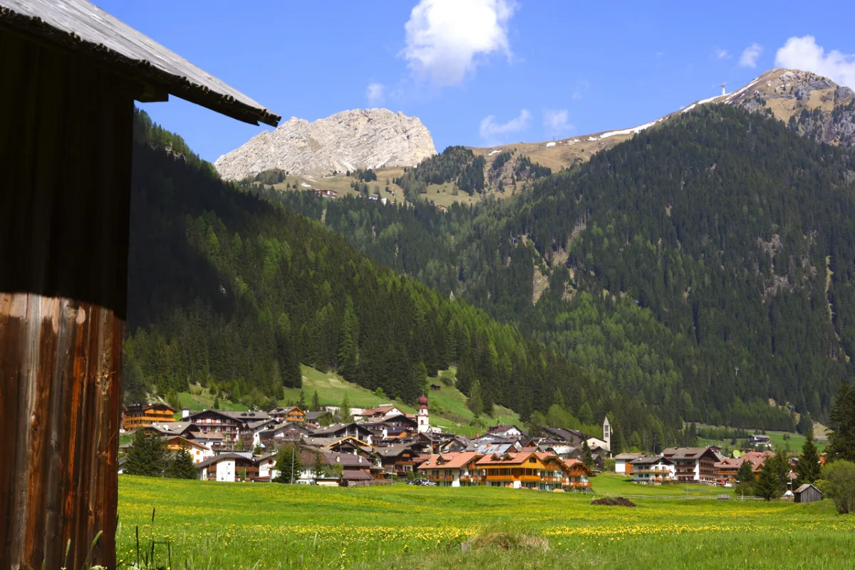 Guida Completa: Come Arrivare a Canazei, il Cuore delle Dolomiti