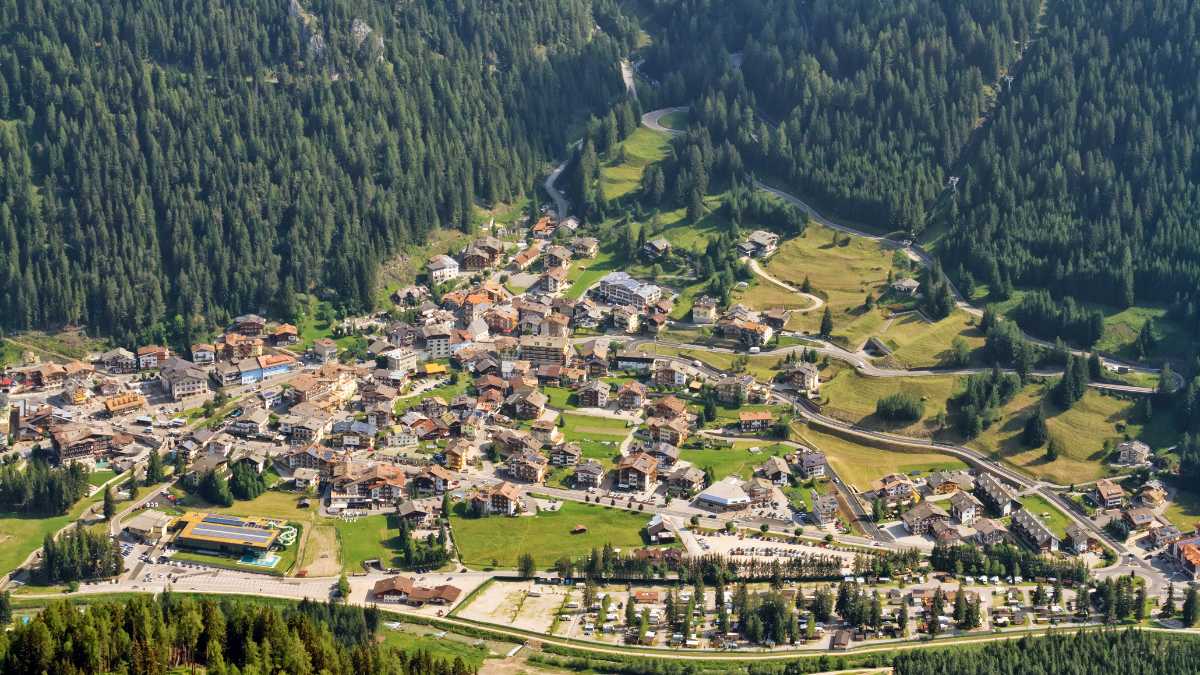 Canazei: La Porta delle Dolomiti tra Natura e Avventura