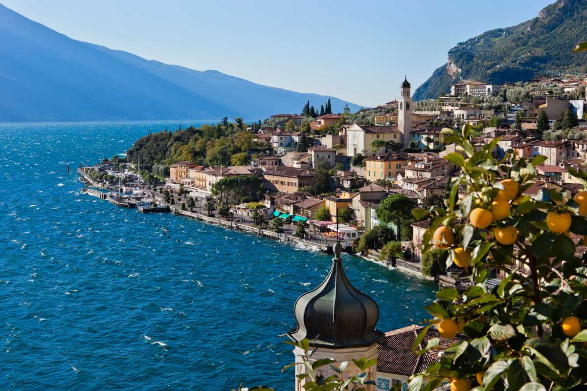 Panorama del Lago di Garda con Riva del Garda in primo piano, evidenziando le montagne e il lago