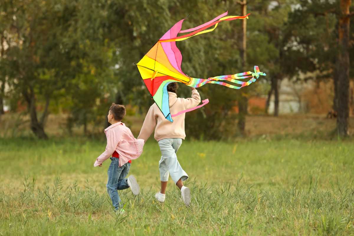 Bambini che giocano in un parco avventura a Canazei