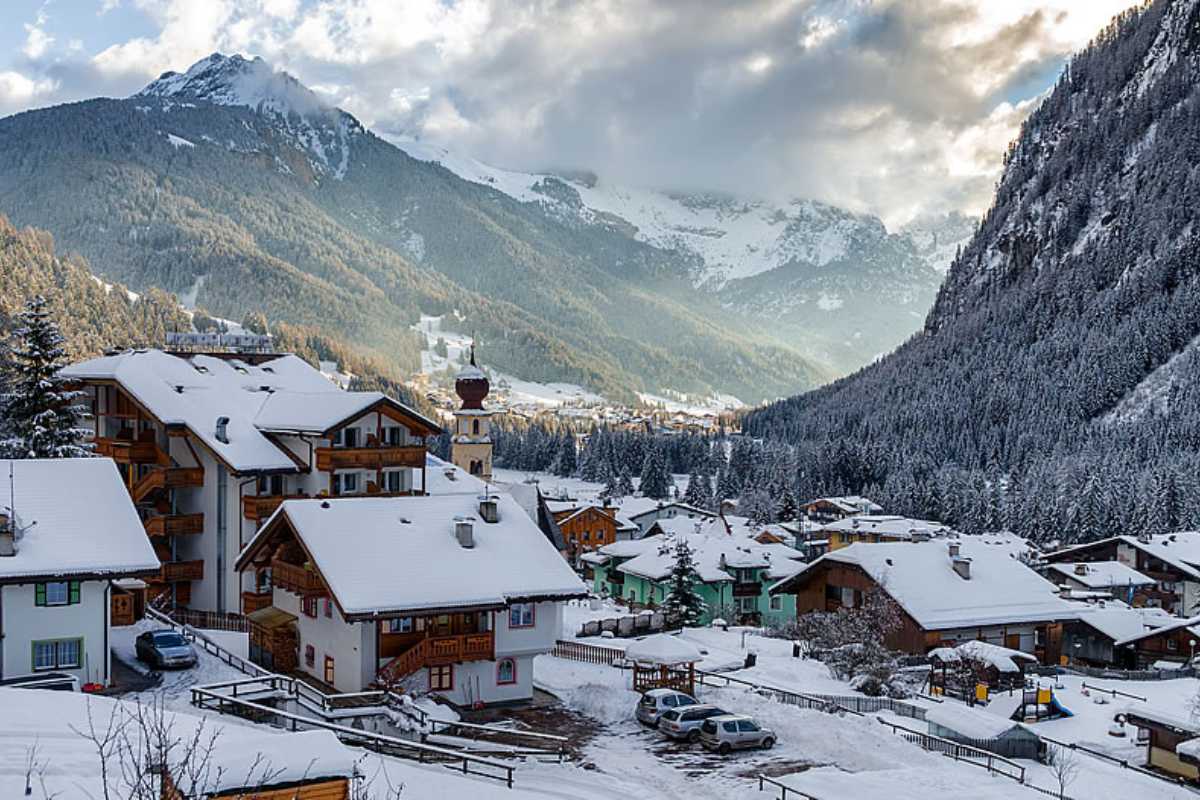 Panorama di Canazei con le Dolomiti sullo sfondo