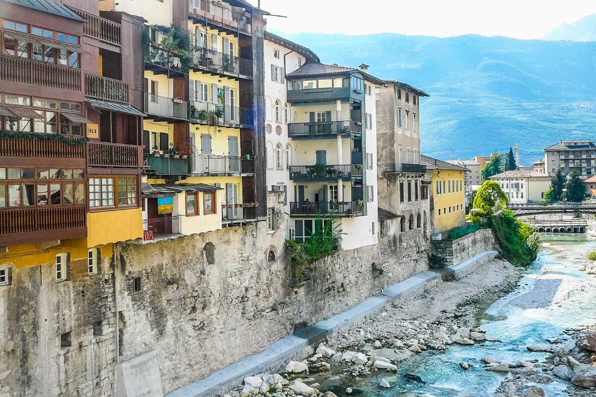 Autobus in sosta a Rovereto con le montagne sullo sfondo