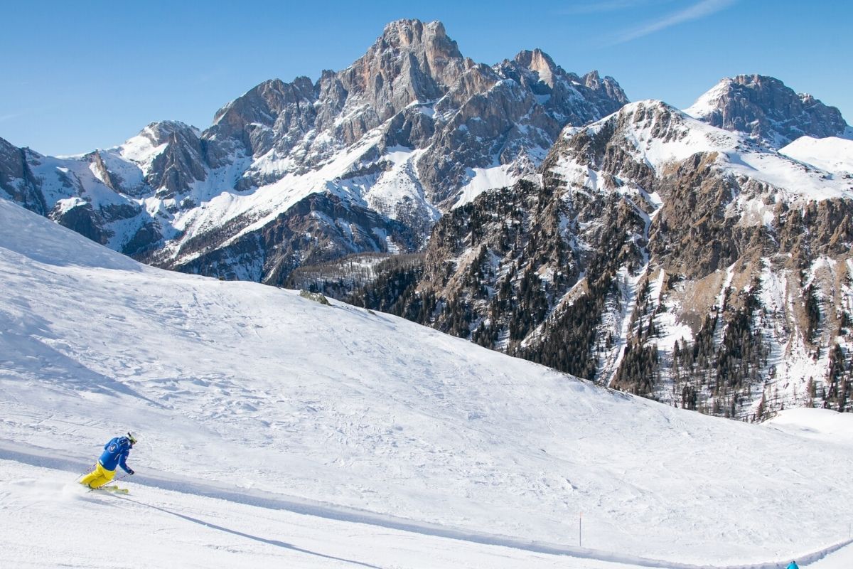 Panorama invernale di San Martino di Castrozza, includi attività sulla neve