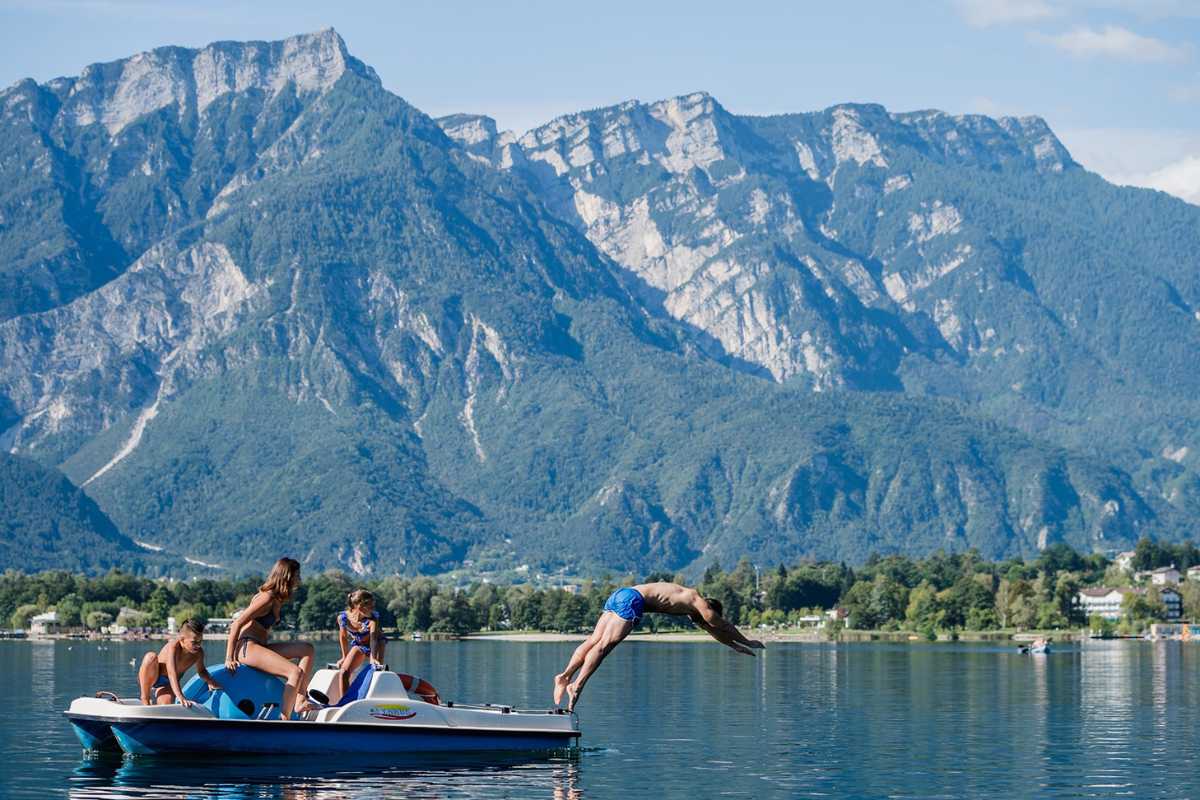 Panorama di Levico Terme con il lago e le terme storiche