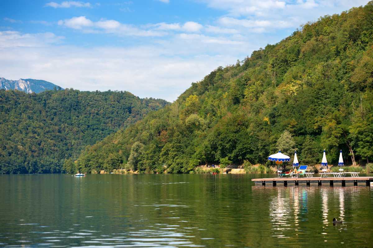 Lago di Levico durante una giornata di sole