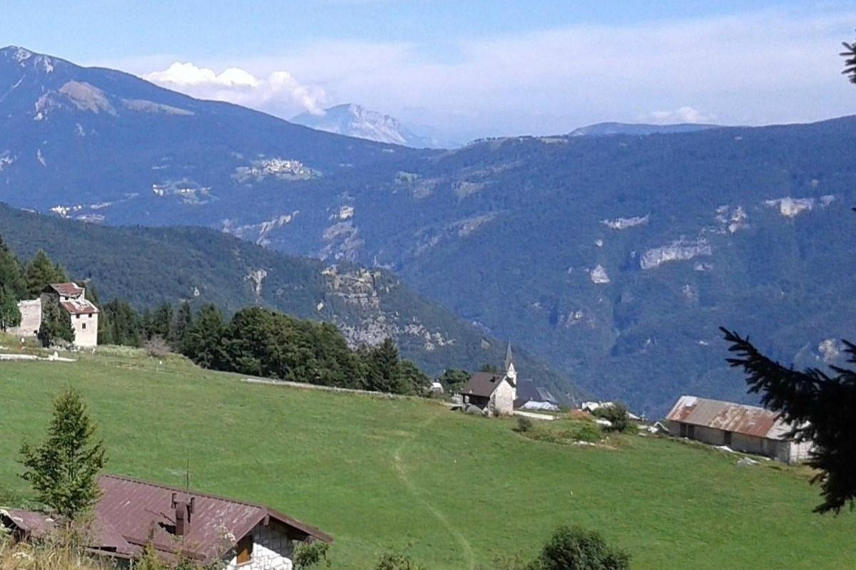 Sentiero dei Cimbri con vista panoramica sulle montagne