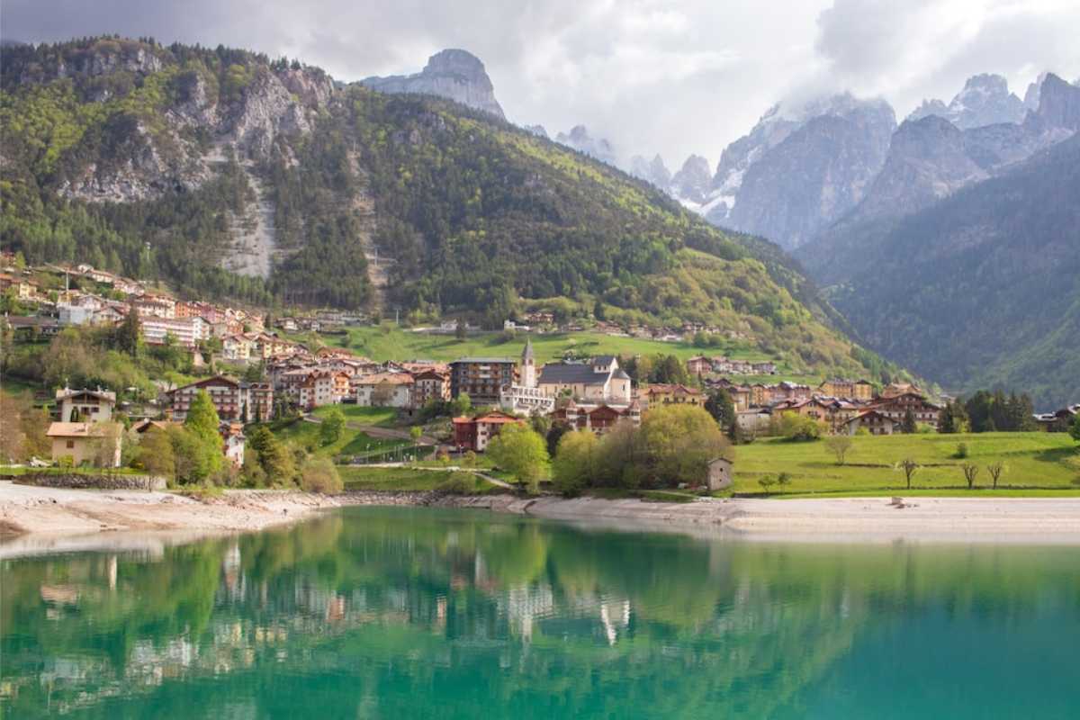 Famiglia che gioca in un parco avventura sull'Altopiano della Paganella