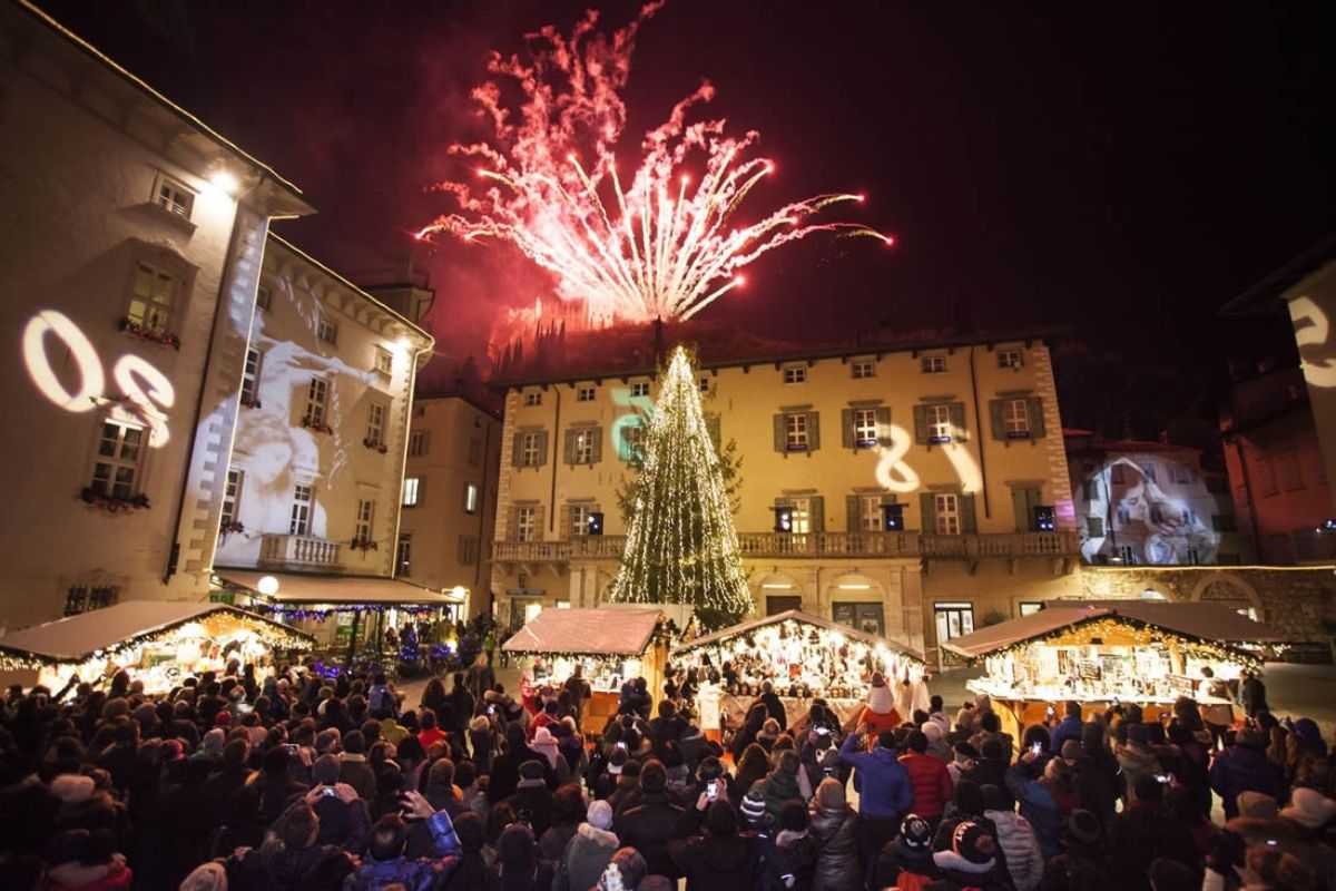 Mercatini di Natale a Levico Terme, con luci e decorazioni festive