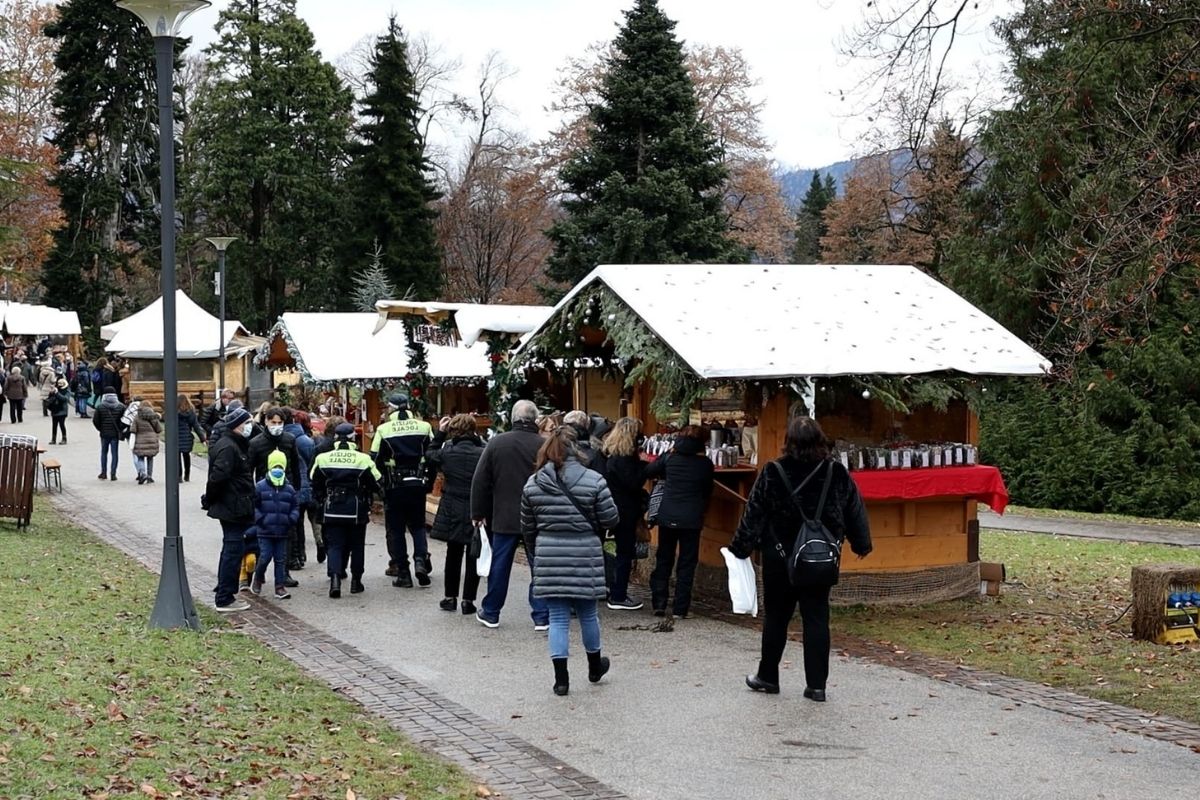 Festa tradizionale a Levico Terme, con gente che partecipa a eventi culturali