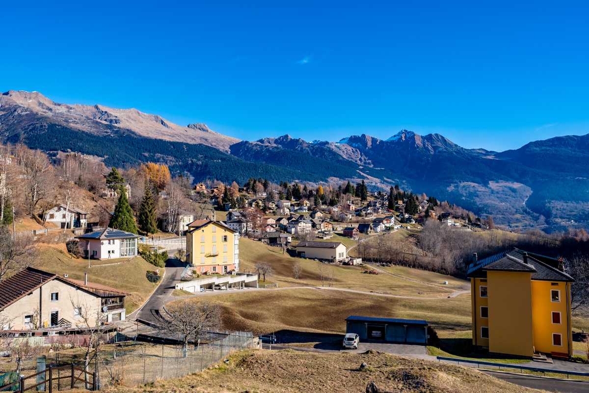 Vista panoramica di Madonna di Campiglio con eventi in corso e atmosfera festiva