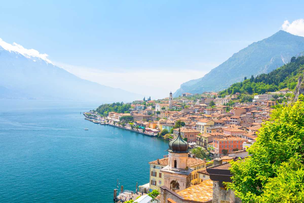 Vista panoramica di Riva del Garda con eventi e festeggiamenti locali