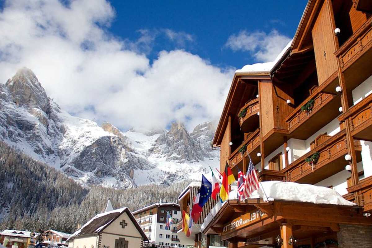 Vista panoramica di San Martino di Castrozza con le Pale di San Martino sullo sfondo