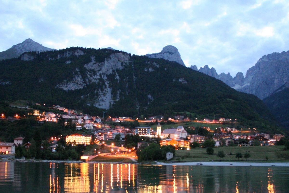 Feste tradizionali sull'Altopiano della Paganella con panorami delle Dolomiti di Brenta