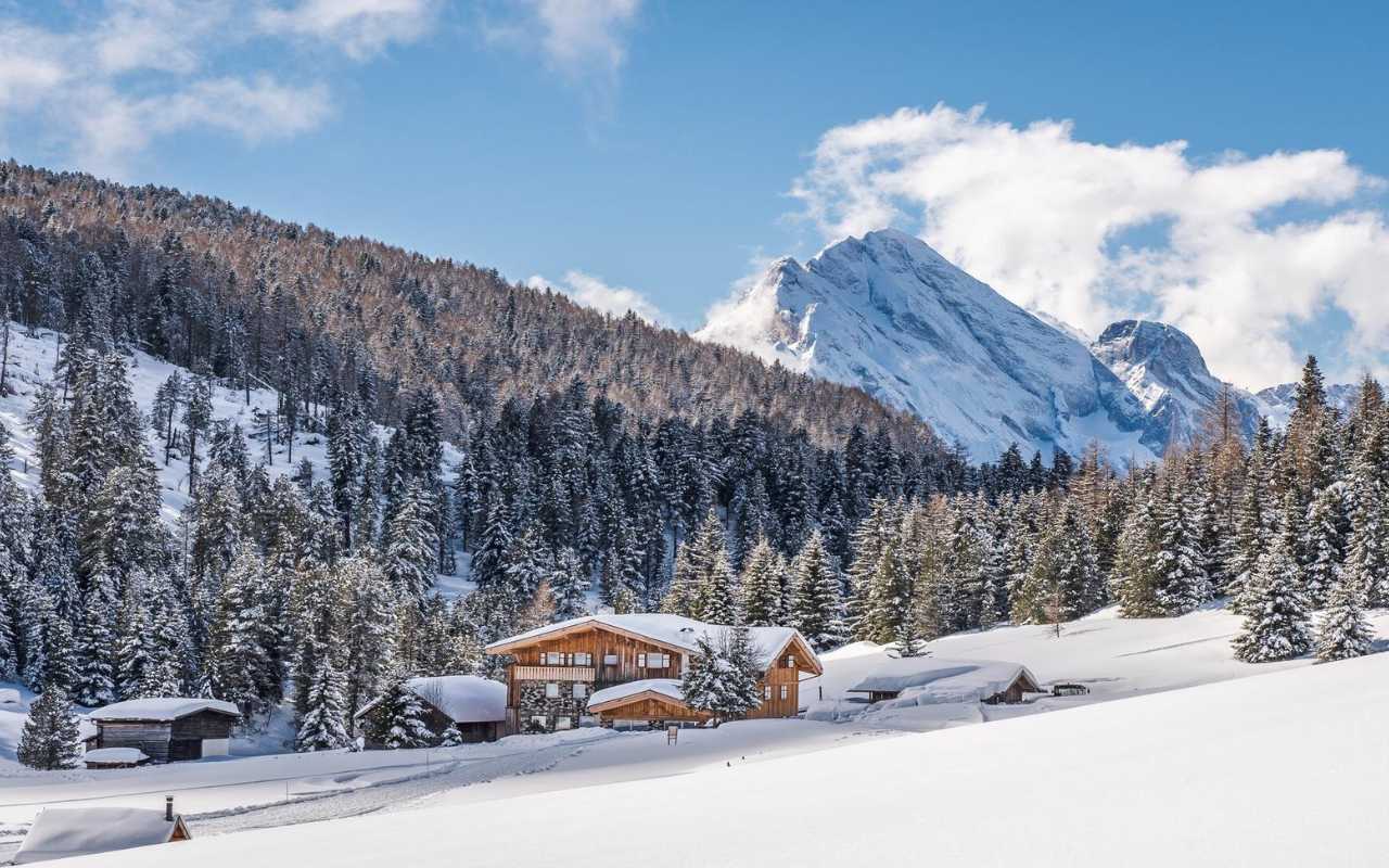 Viaggiatori felici in Val di Fassa con sfondo delle Dolomiti
