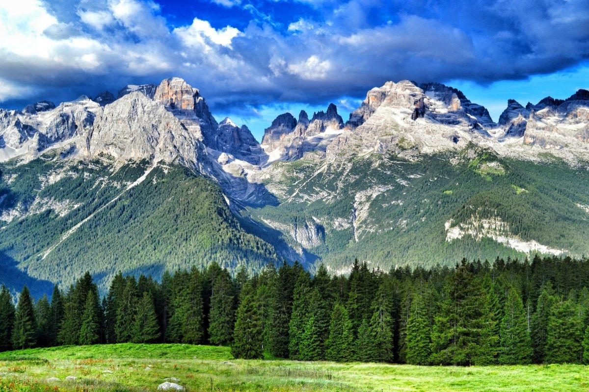 Vista panoramica dell'Altopiano della Paganella con le Dolomiti di Brenta sullo sfondo