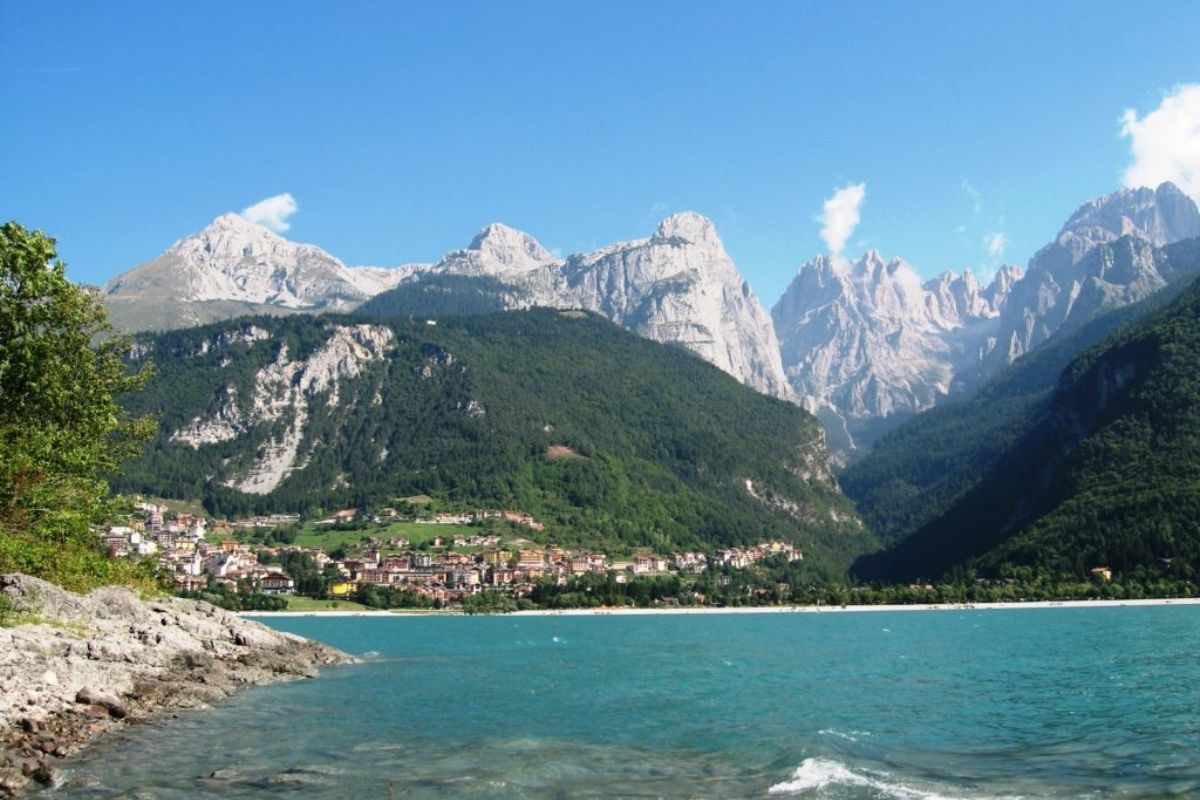 Panorama del Lago di Molveno con montagne