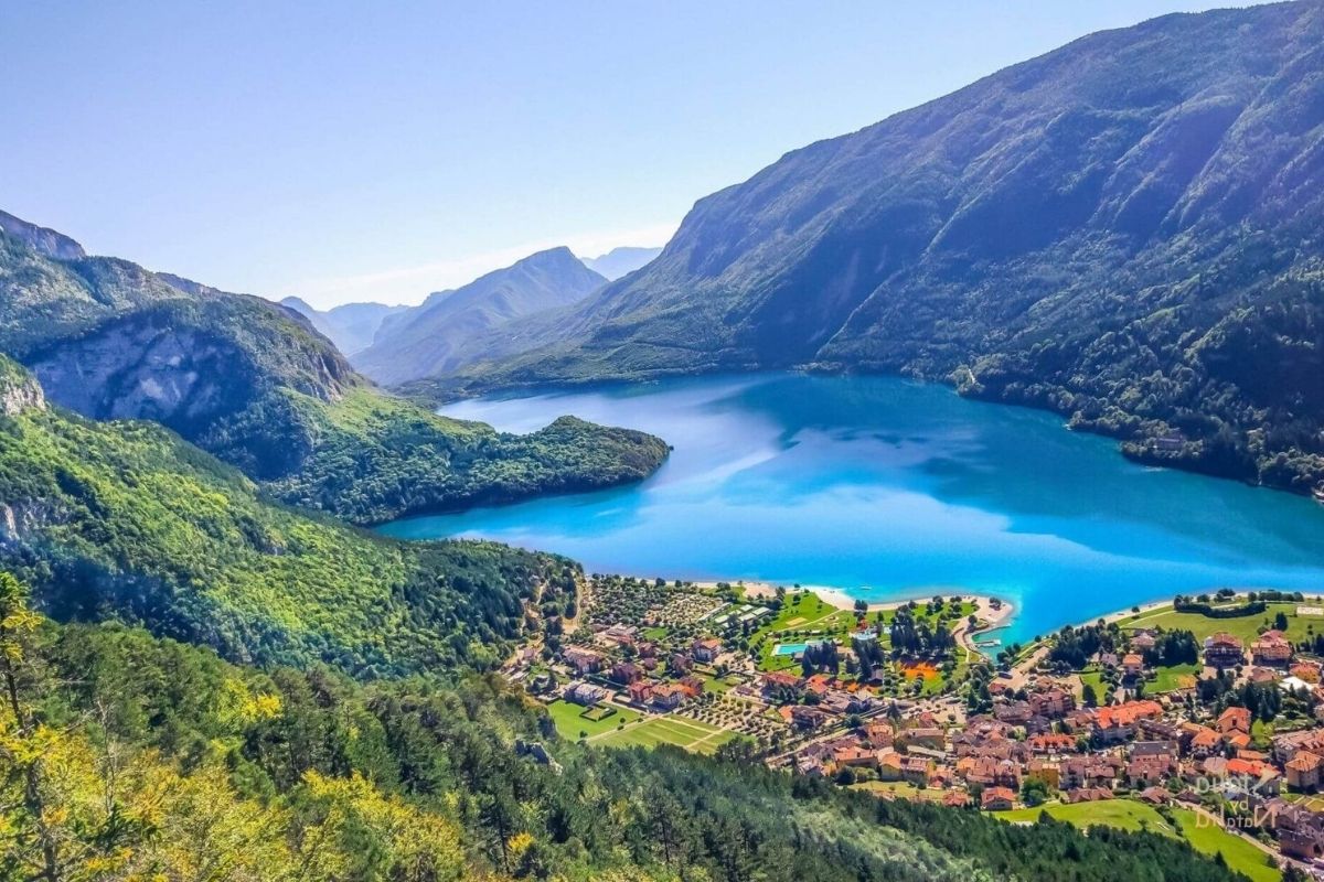 Lago di Molveno con Dolomiti di Brenta sullo sfondo