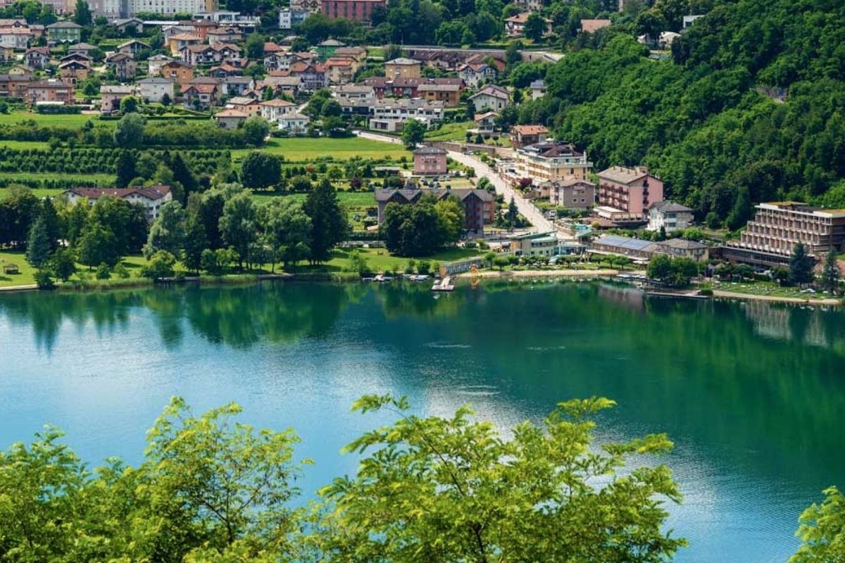 Panorama delle montagne e del lago di Levico Terme