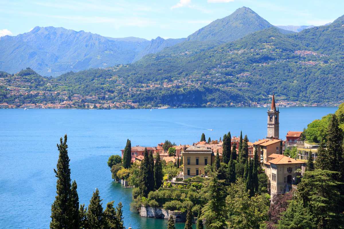 Panorama naturale di Riva del Garda con lago e montagne