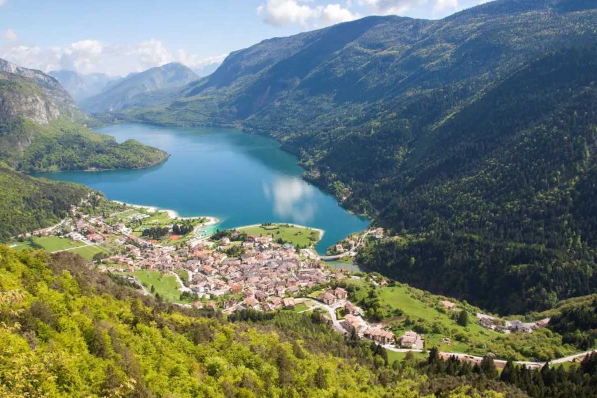 Vista panoramica del Lago di Molveno e delle Dolomiti di Brenta