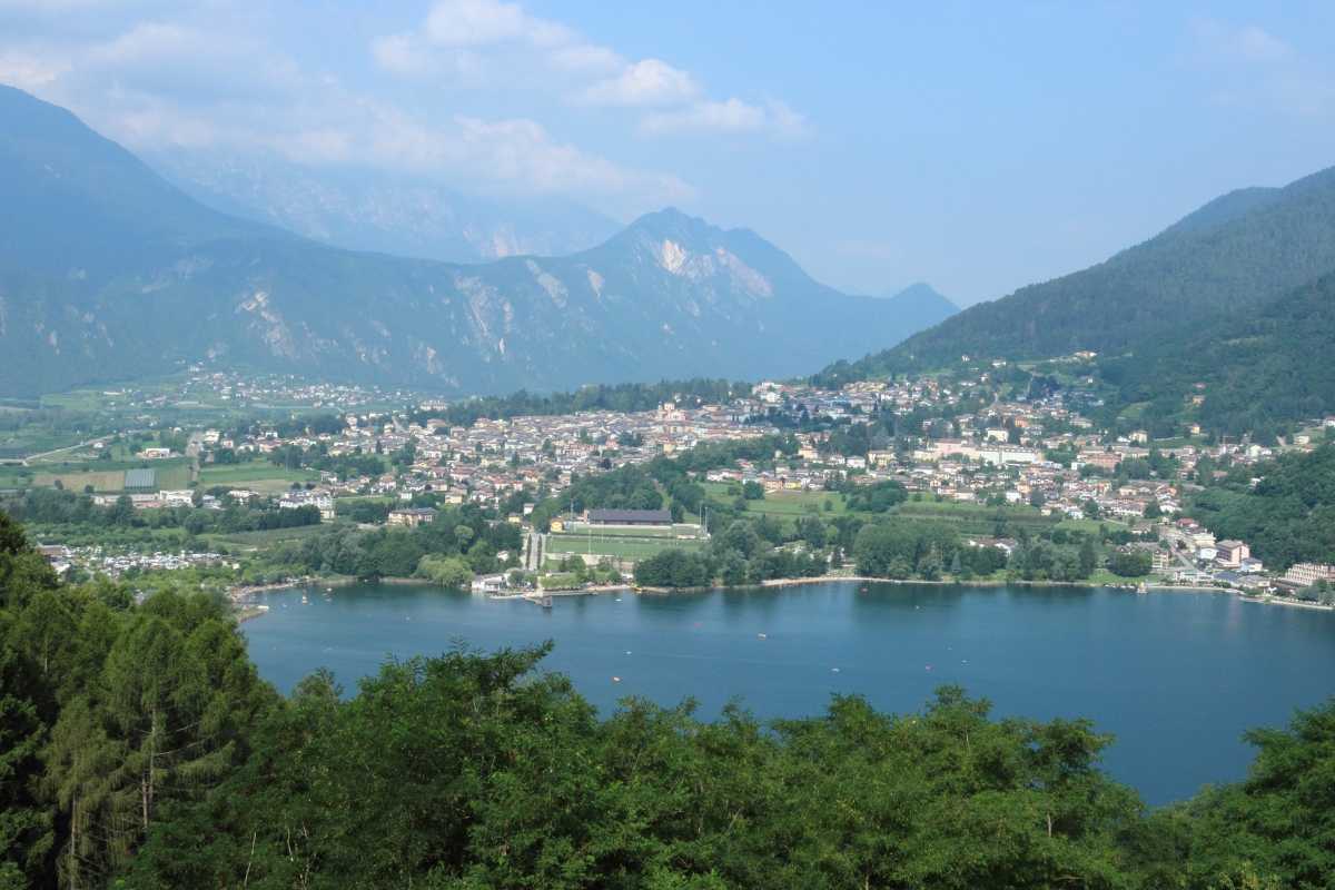 Spiaggia tranquilla del Lago di Levico Terme