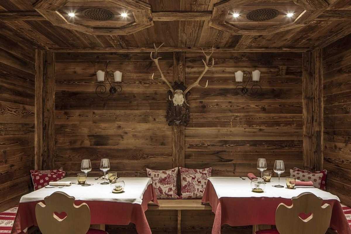 Interno accogliente di un rifugio montano con piatti tipici