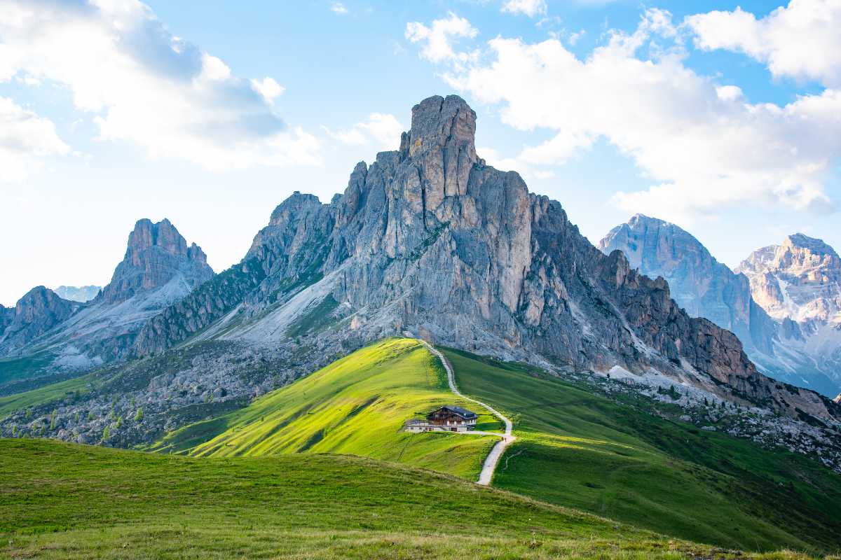 Vista panoramica delle Dolomiti in Val di Fassa, con Catinaccio e Marmolada sullo sfondo