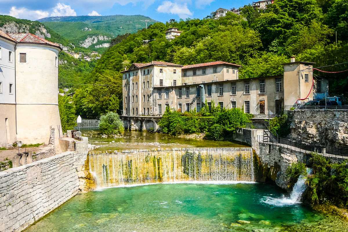 Scorcio del Parco della Pace con sculture e alberi