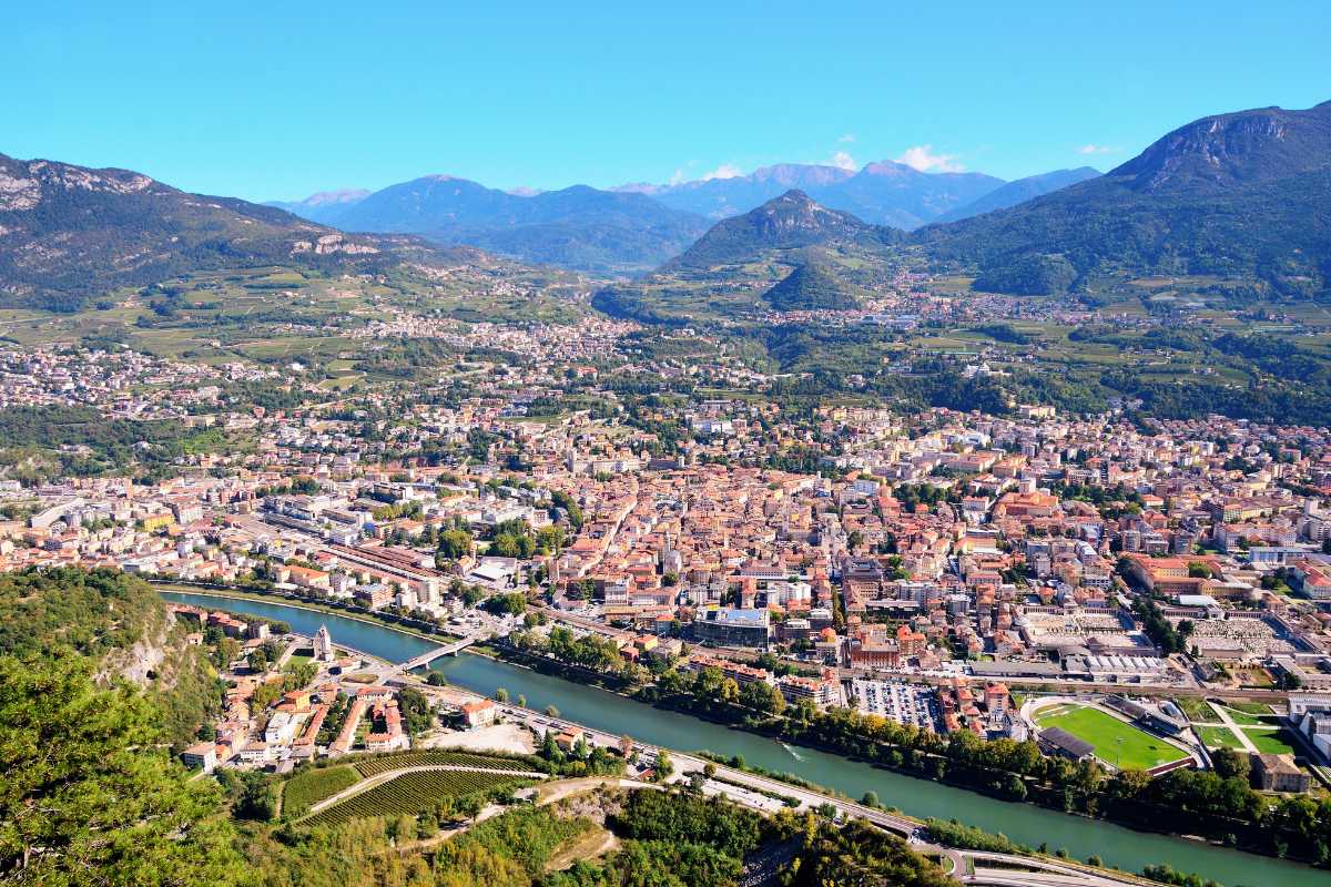 Vista panoramica di Trento con le montagne sullo sfondo