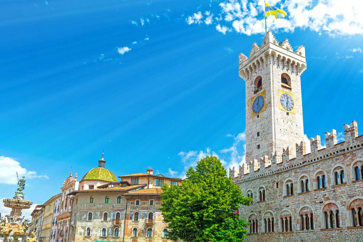 Vista panoramica di Trento con bambini che giocano nei parchi