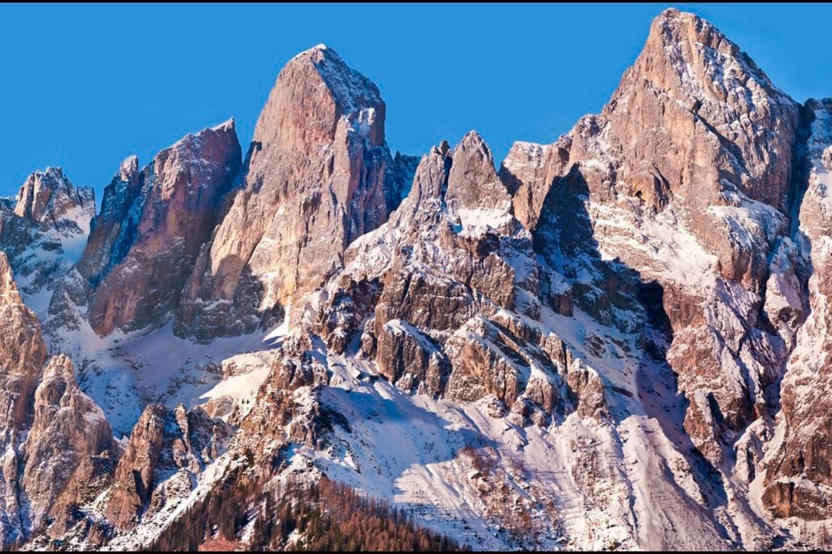 Vista panoramica delle Pale di San Martino con San Martino di Castrozza in primo piano