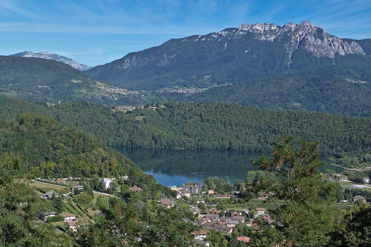 Panorama di Levico Terme con le terme e il lago, ambiente sereno e rilassante