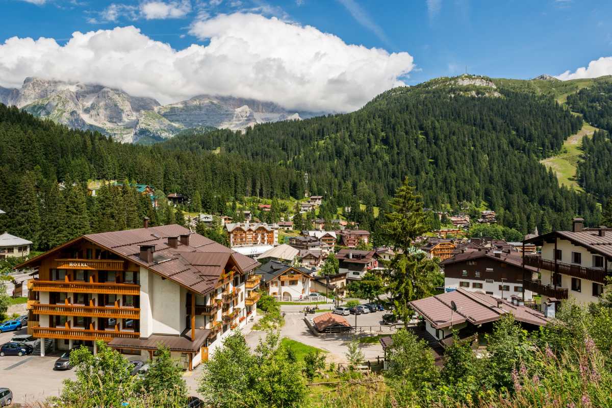 Vista panoramica di Madonna di Campiglio con le Dolomiti di Brenta sullo sfondo