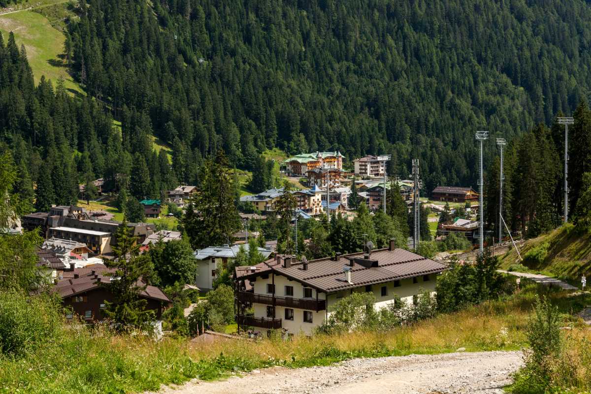 Vista panoramica di Madonna di Campiglio, con le Dolomiti sullo sfondo