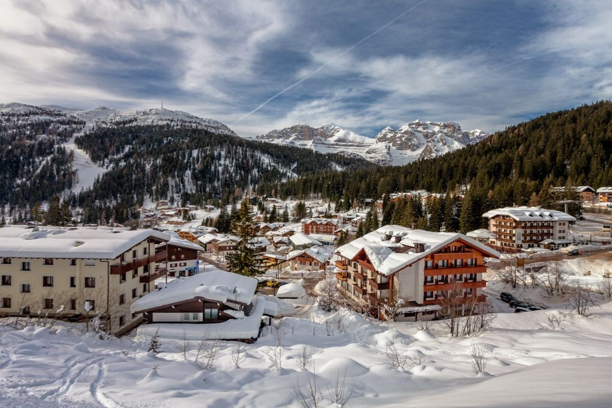 Vista panoramica di Madonna di Campiglio con le Dolomiti di Brenta sullo sfondo