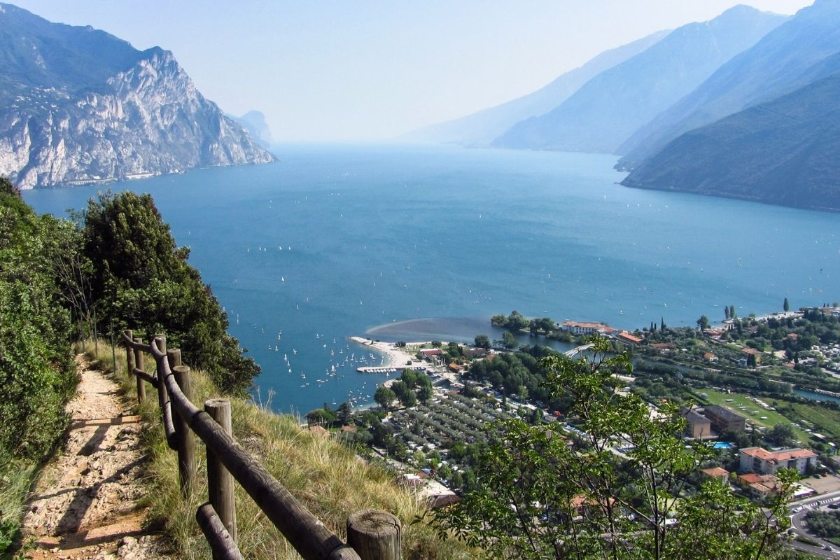 Escursionisti sul Monte Brione con vista su Riva del Garda