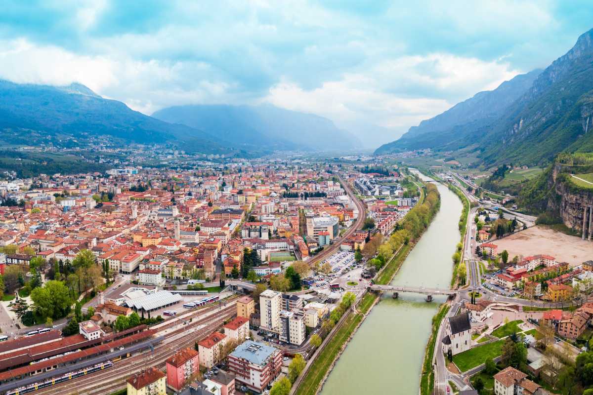 Vista panoramica di Trento con il Castello del Buonconsiglio e le montagne sullo sfondo